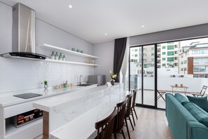 Estudio Deluxe | Cocina privada | Refrigerador con congelador, microondas y parrilla de estufa 