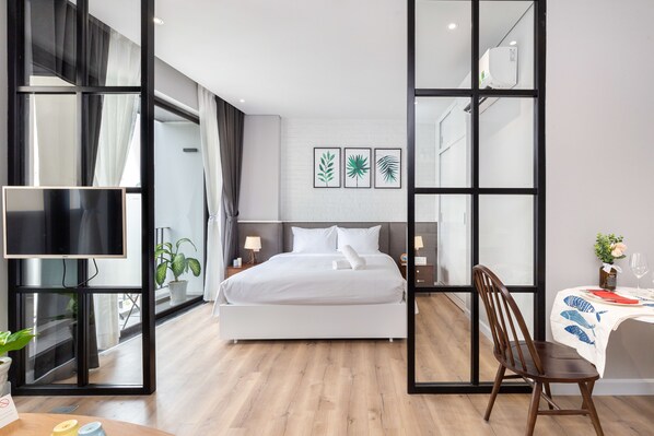 Estudio Prestigio | Área de sala de estar | Televisión LCD y chimenea 