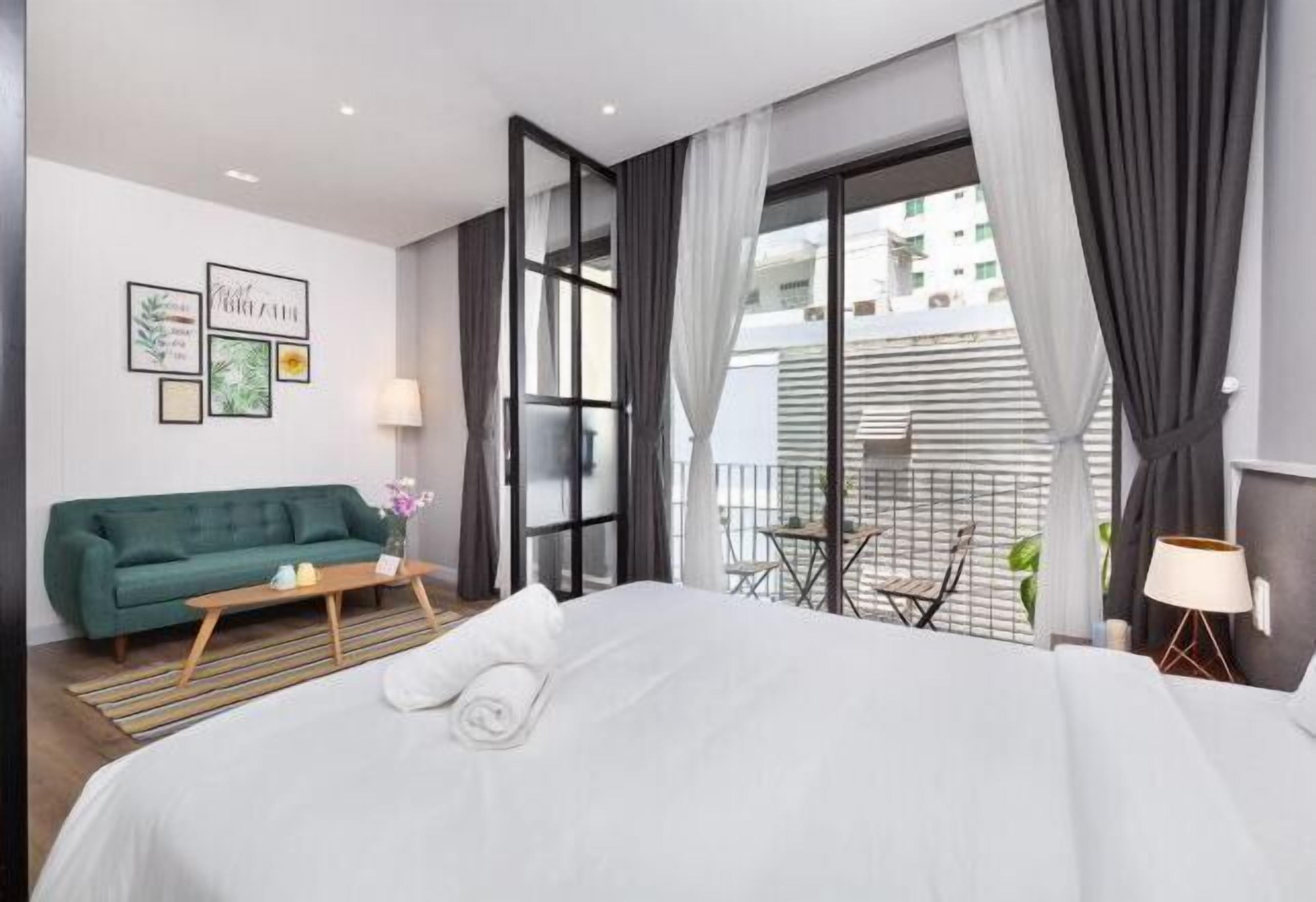 Bureau, espace de travail pour ordinateur portable