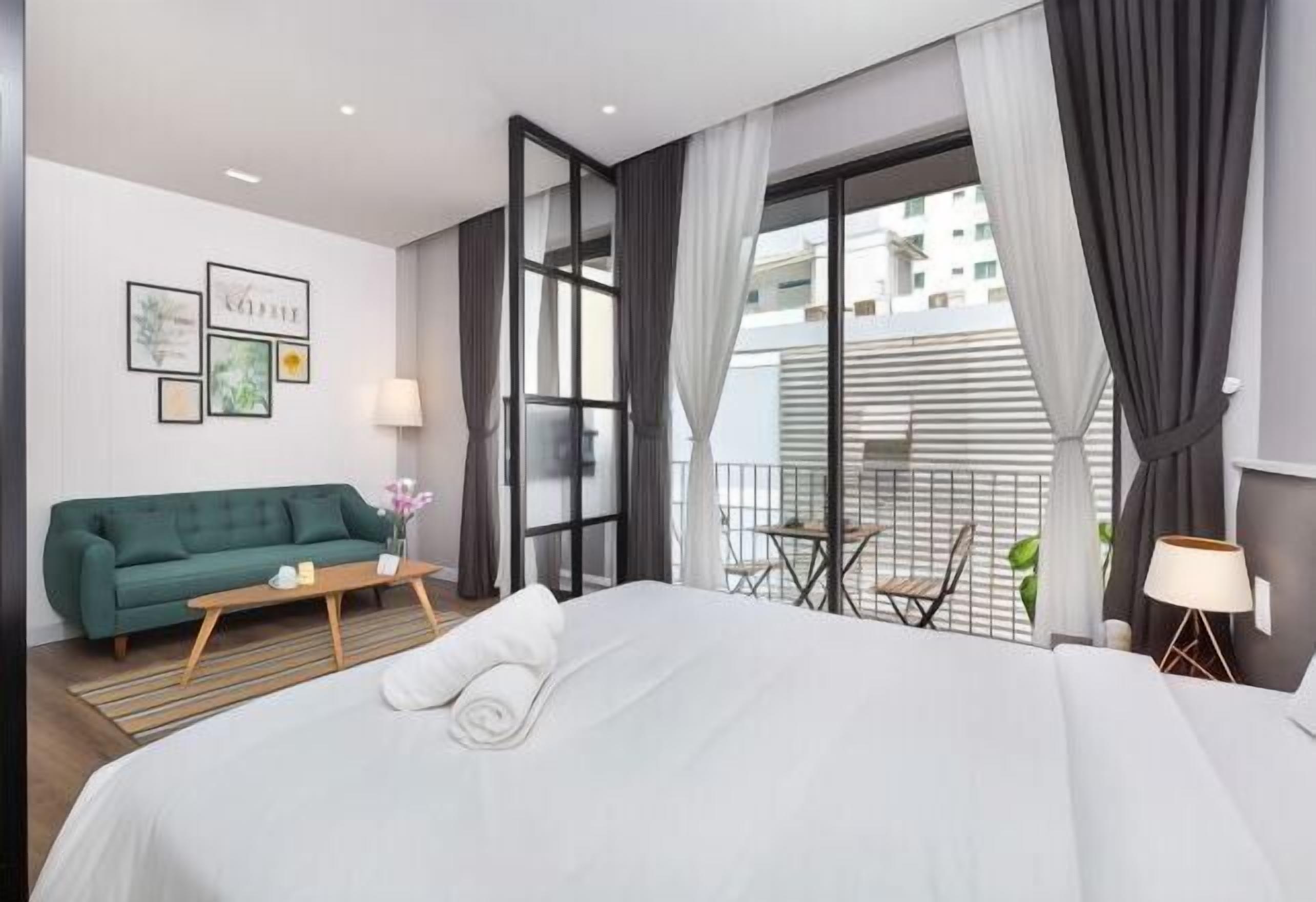 Bureau, espace de travail pour ordinateur portable