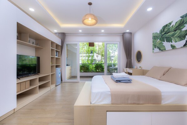 Deluxe Apartment, 4 Bedrooms, Non Smoking | Living area | LCD TV, fireplace