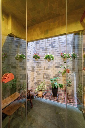 Standard Studio | Desk, laptop workspace, iron/ironing board, free WiFi