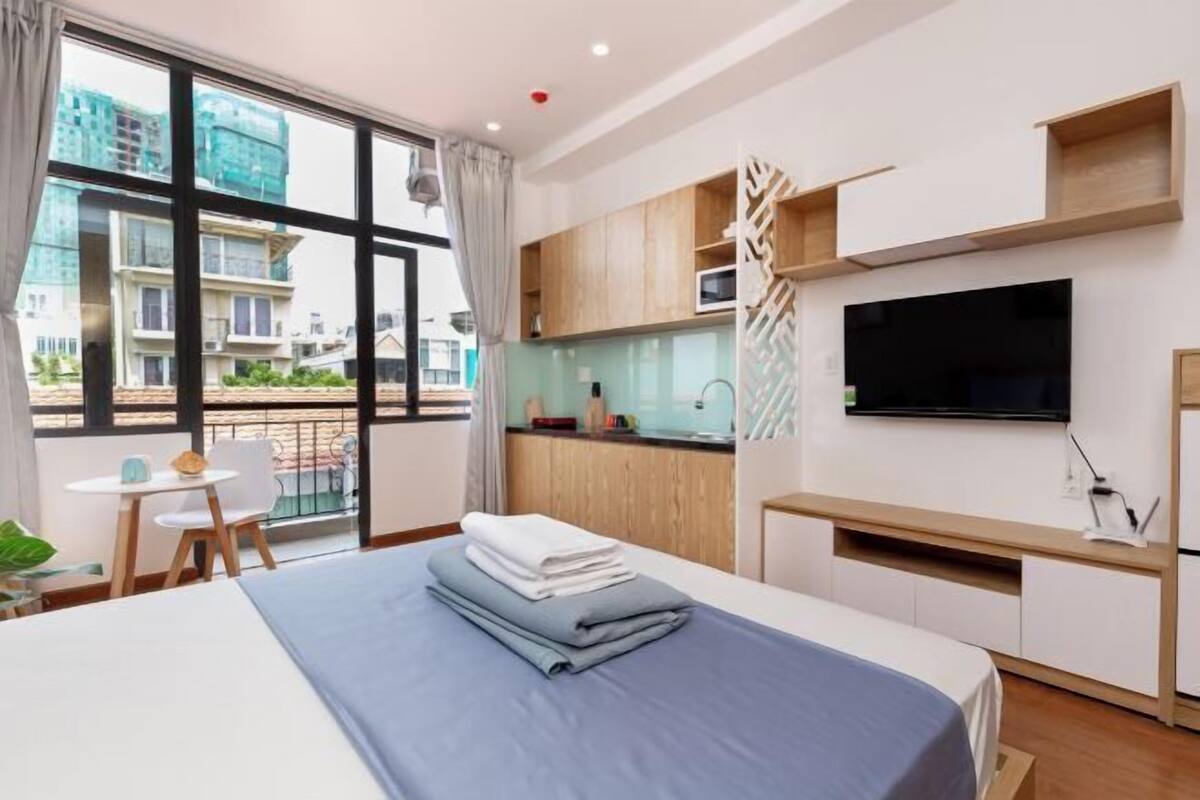 Escritorio y espacio para trabajar con un portátil