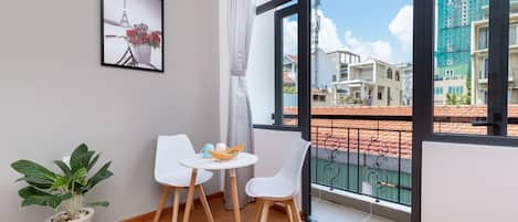 Basic Studio | Living area | Flat-screen TV, fireplace