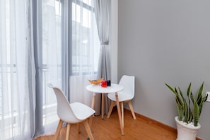 Businessstudio | Oleskelualue | Taulutelevisio, takka