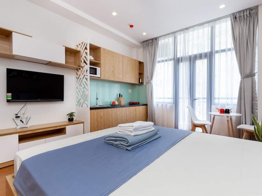 Business Studio | Living area | Flat-screen TV, fireplace