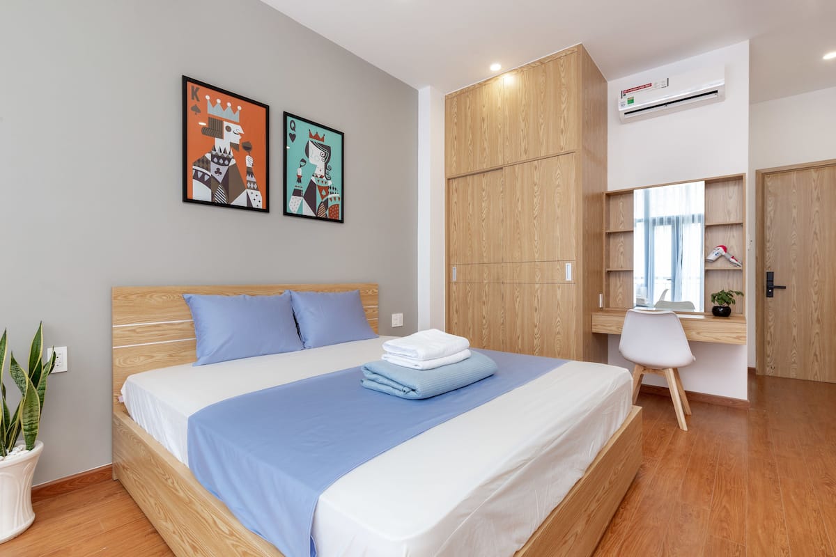 Desk, laptop workspace, iron/ironing board, free WiFi