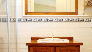 Apartemen Mewah, 1 kamar tidur, pemandangan halaman, lantai dasar | Kamar mandi | Shower, perlengkapan mandi gratis, pengering rambut, dan handuk