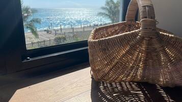 842 Seaview Superior Family Apartment | Minibar, individually decorated, individually furnished, desk