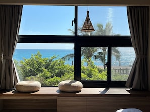 832 Seaview Deluxe Queen Room | Minibar, individually decorated, individually furnished, desk