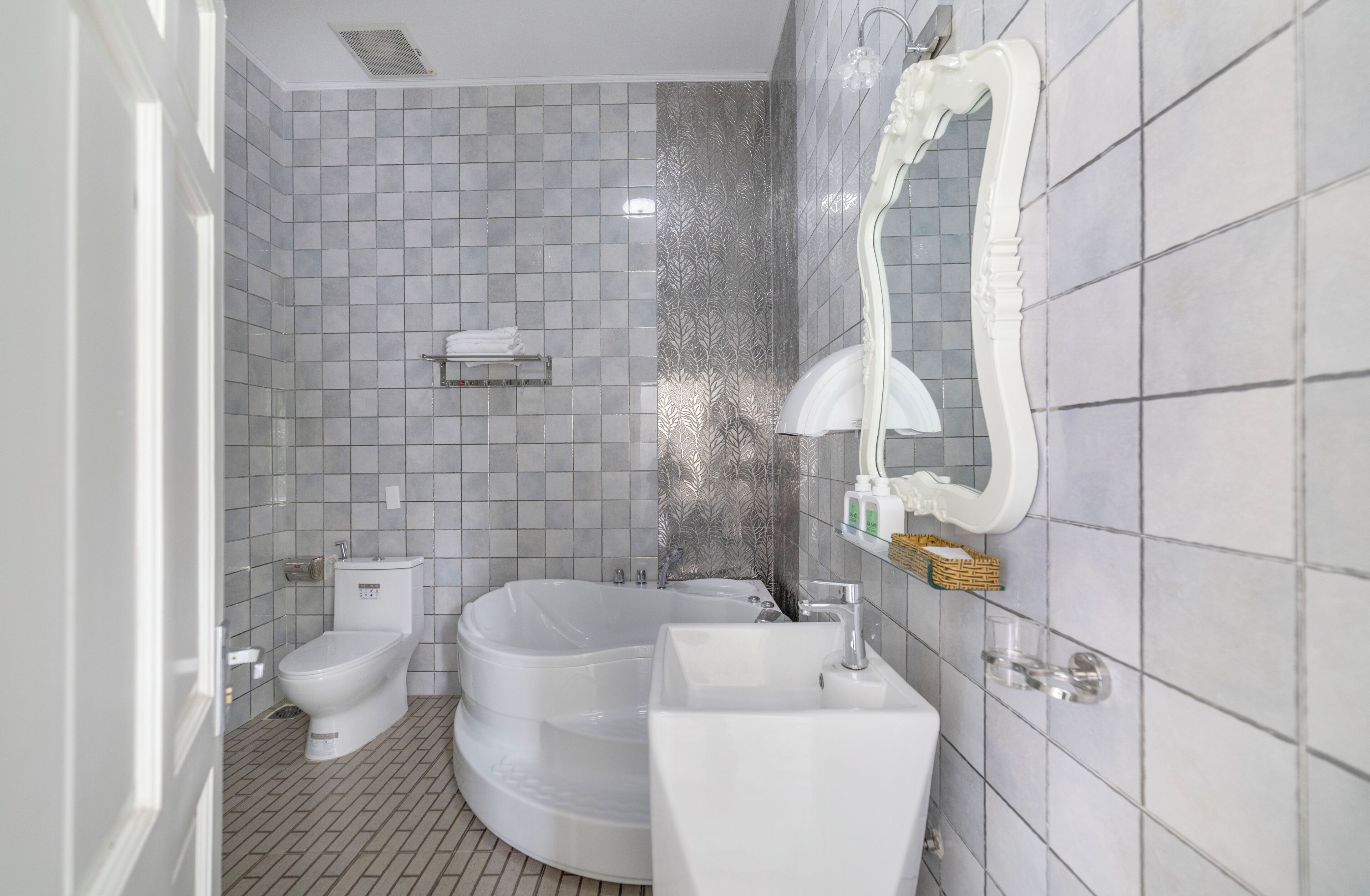 Un baño con inodoro, bañera y lavamanos.