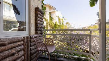 Deluxe Double Room, 1 Bedroom, Bathtub, Garden View | Balcony