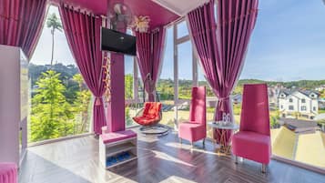 Premium bedding, minibar, individually decorated, individually furnished