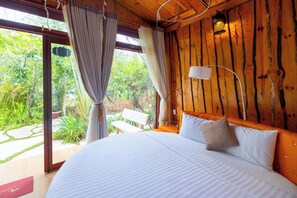 Familie bungalow, uitzicht op meer (1 Queen Bed) | Luxe beddengoed, een minibar, individueel gedecoreerd