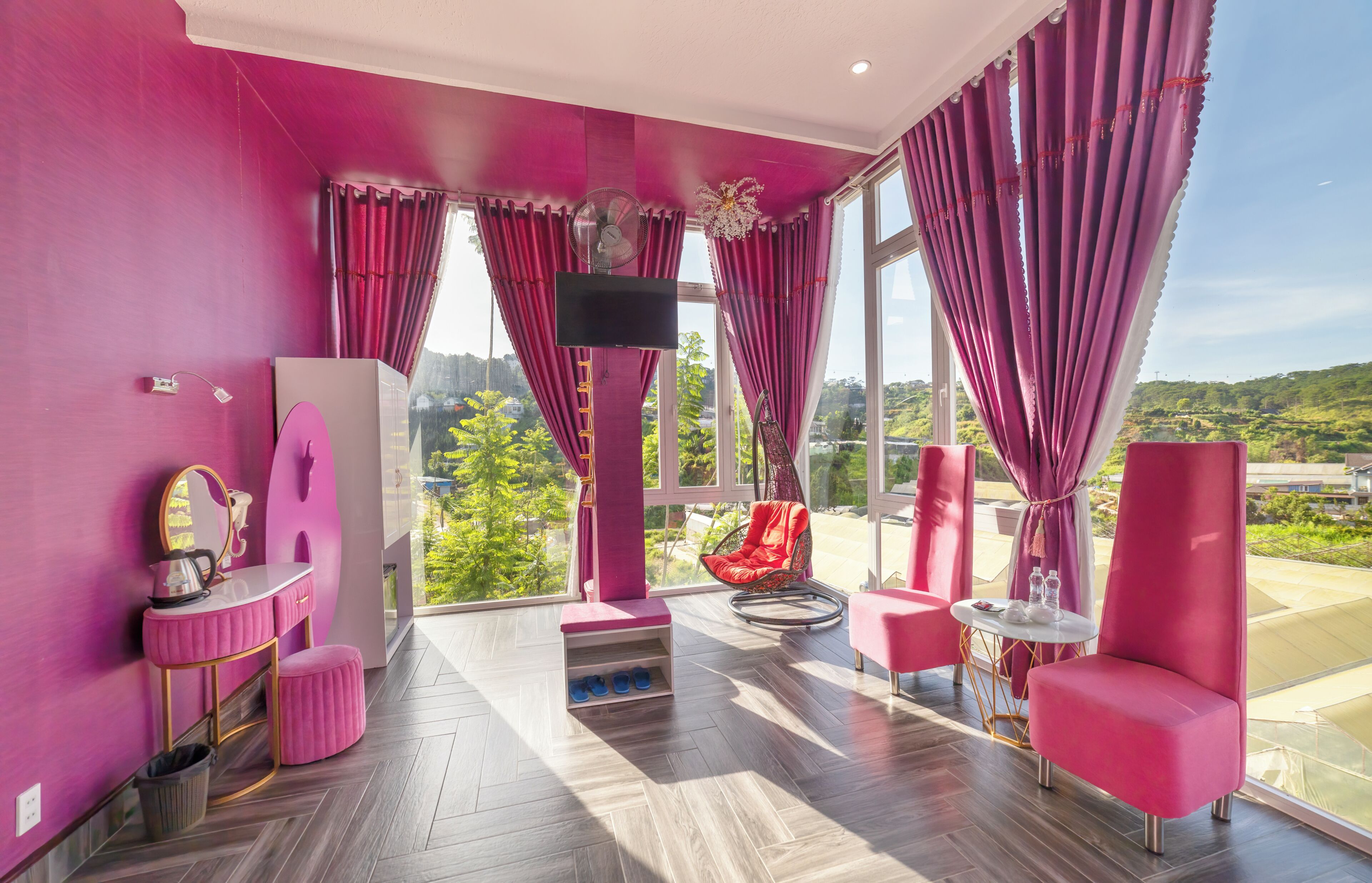 Premium bedding, minibar, individually decorated, individually furnished
