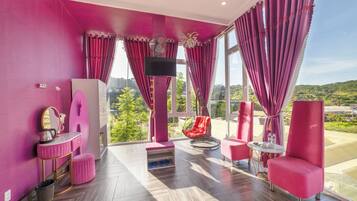 Premium bedding, minibar, individually decorated, individually furnished