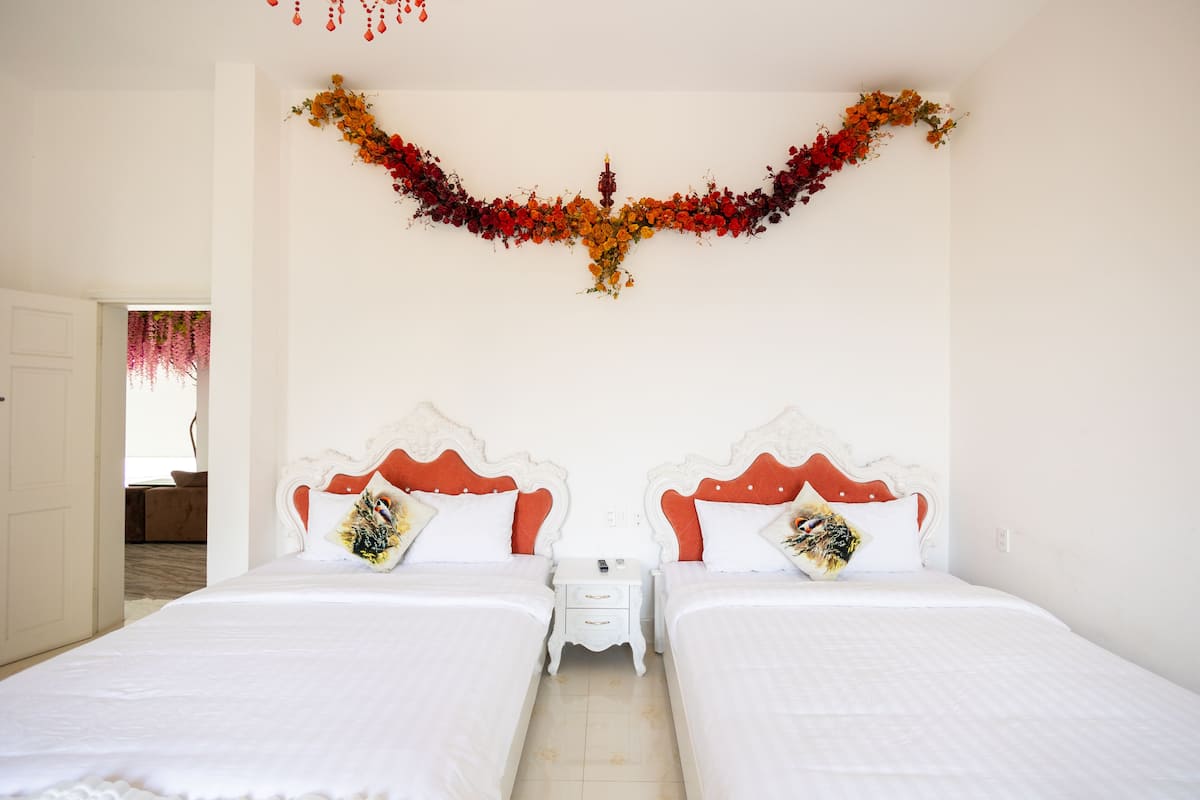 Deluxe Twin Room, Bathtub, Garden View | 1 bedroom, premium bedding, minibar, individually decorated