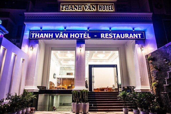 Front of property - evening/night - Thanh Van Hotel (Quy Nhon)
