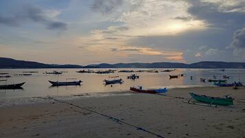 En la playa, arena blanca