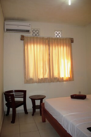 Escritorio, espacio para trabajar con un portátil, wifi gratis