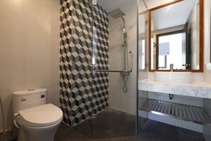 Dusche, kostenlose Toilettenartikel, Haartrockner, Hausschuhe