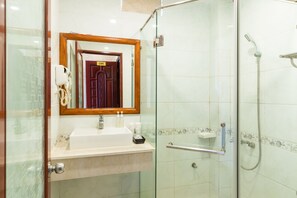 Superior-Zimmer | Badezimmer | Dusche, kostenlose Toilettenartikel, Haartrockner, Hausschuhe
