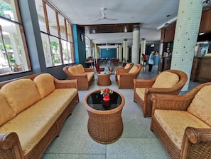 A spacious lobby with wicker sofas, a central coffee table, and a view of the dining area. - Subhamitra Hotel Hua Hin (Hua Hin)