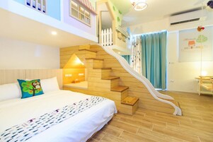 Un dormitorio con una cama, una escalera de madera, una pared blanca y una ventana con cortinas.