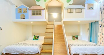 Habitación de hotel con dos camas, una escalera de madera y un techo decorado con motivos de casas.