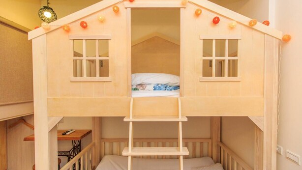 A wooden bunk bed with a ladder, two windows, and a small table. - BJ Classic Town (Wujie)