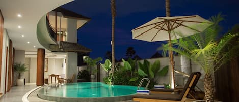 Outdoor pool, open 9:00 AM to 9:00 PM, sun loungers