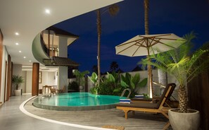 Piscina externa, funciona das 9h às 21h, espreguiçadeiras