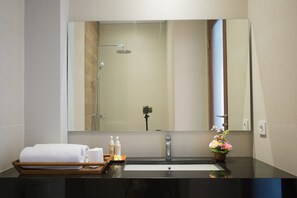 标准双人房 | 浴室 | 淋浴设施、吹风机、浴袍、毛巾