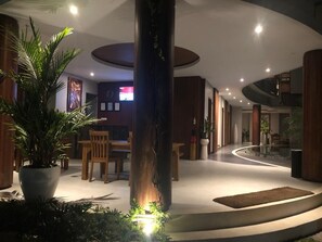 Fachada da propriedade à noite
