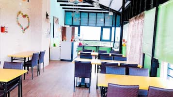 Café da manhã completo grátis todos os dias