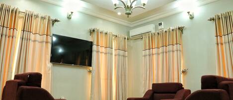 Family Apartment | Minibar, desk, laptop workspace, free WiFi