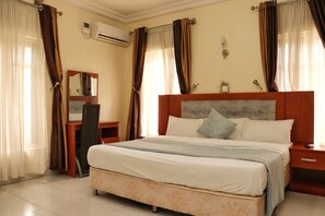 Minibar, bureau, espace de travail pour ordinateur portable