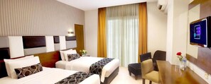 Desk, laptop workspace, blackout drapes, soundproofing - Hotel Gren Alia Cikini (Jakarta)