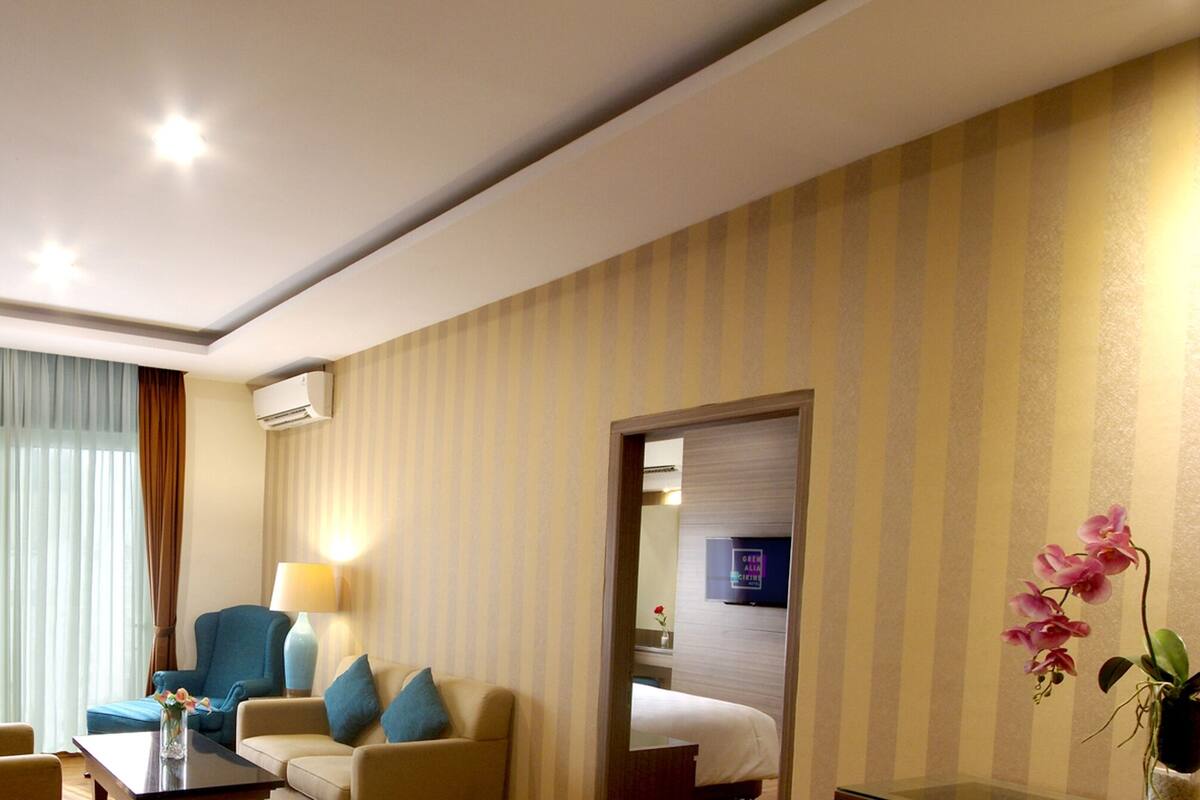 ห้องเอ็กเซกคิวทีฟสวีท | โต๊ะทำงาน, พื้นที่ทำงานแบบใช้แล็ปท็อป, ผ้าม่านกันแสง, ห้องเก็บเสียง