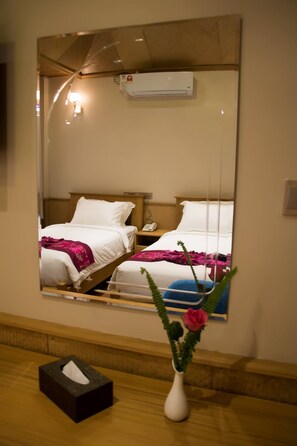 Twin Room - Silver Lake Hotel (Nyaungshwe)