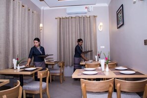 Spécialités Cuisine locale et internationale