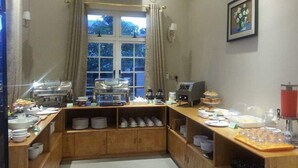 Breakfast buffet - Silver Lake Hotel (Nyaungshwe)