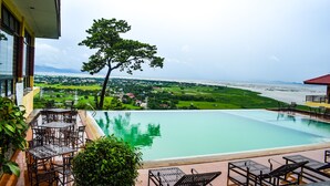 A pool area with outdoor seating and a view of a river and greenery. - Punta de Fabian powered by Cocotel (Baras)