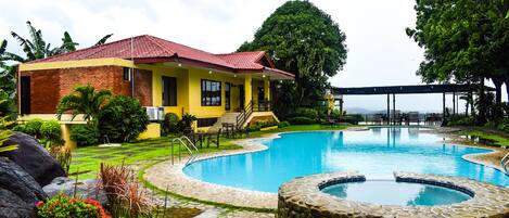 2 outdoor pools, an infinity pool