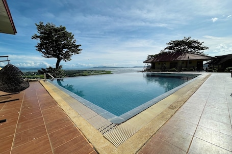 2 outdoor pools, an infinity pool