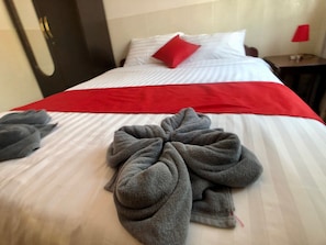 Quarto casal standard | Quartos à prova de som, Wi-Fi de cortesia, roupa de cama