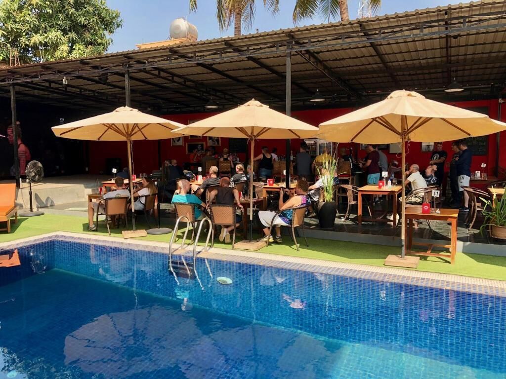 室外游泳池，日光浴躺椅