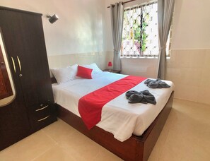 Standard Double Room | Soundproofing, free WiFi, bed sheets - Downtown Siem Reap Villa (Siem Reap)