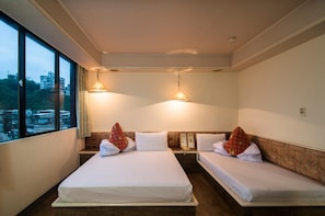 Desk, blackout curtains, iron/ironing board, free WiFi - Dahua Hotel (Keelung)