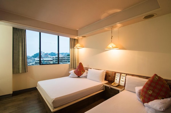 Twin Room | Desk, blackout drapes, iron/ironing board, free WiFi - Dahua Hotel (Keelung)